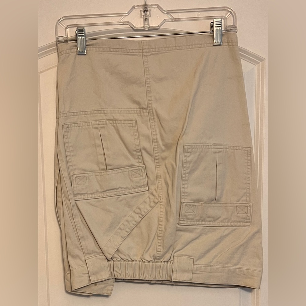 Men’s khaki cargo shorts. Size 38  Good condition